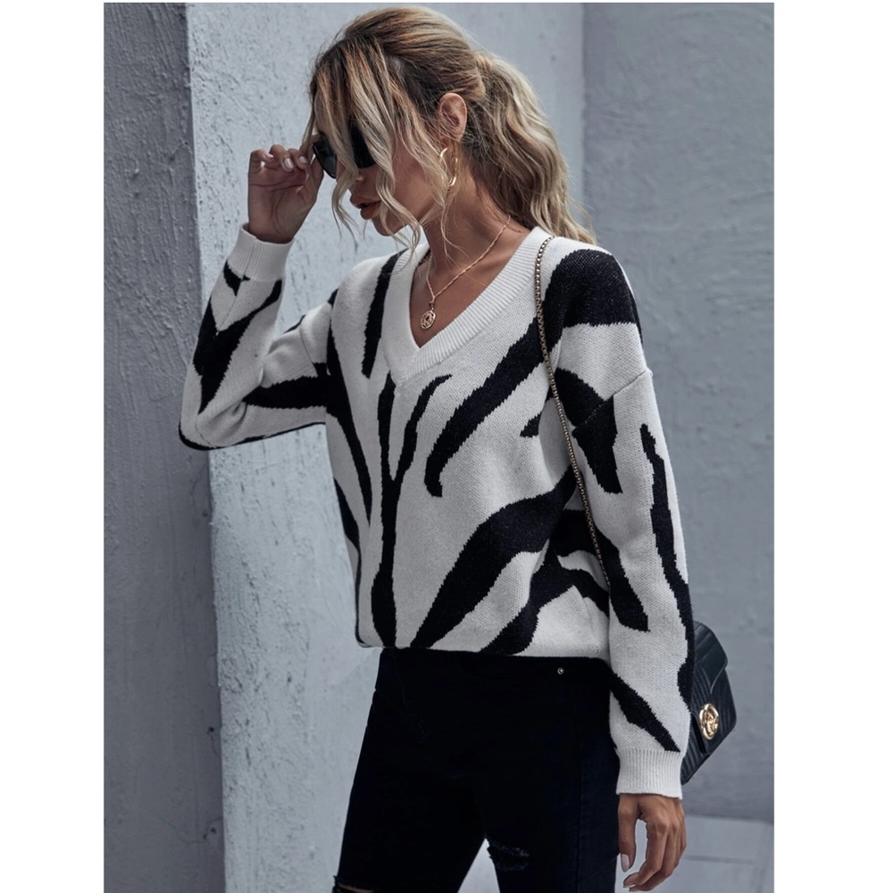 Zebra Stripes Printed V-Neck Sweater White & Black Drop Shoulder Knit - Picture 5 of 6